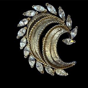 BSK Vintage rhinestone and gold plated brooch